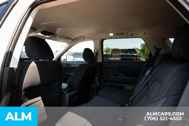 Photo of 2024 White Nissan Pathfinder