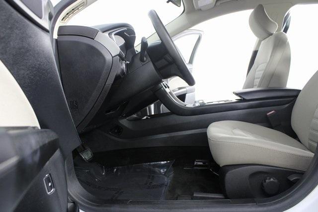 Photo of 2018 Oxford White Ford Fusion Hybrid