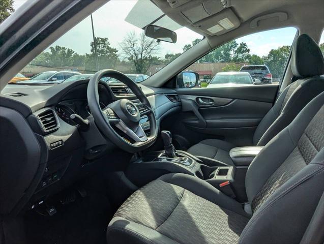 Photo of 2017 Pewter Nissan Rogue
