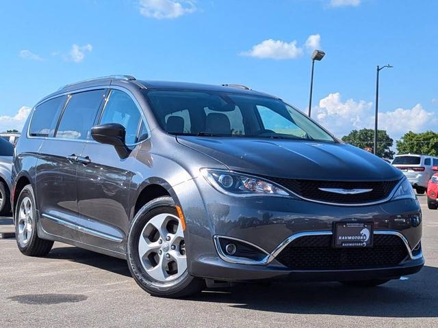 Photo of 2017 Pewter Chrysler Pacifica