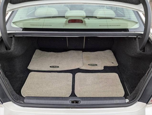 Photo of 2006 White Subaru Outback