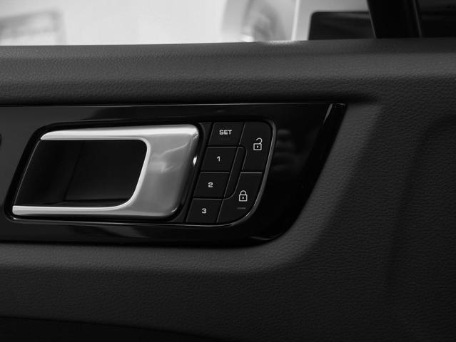 Photo of 2022 Carrara White Metallic Porsche Cayenne