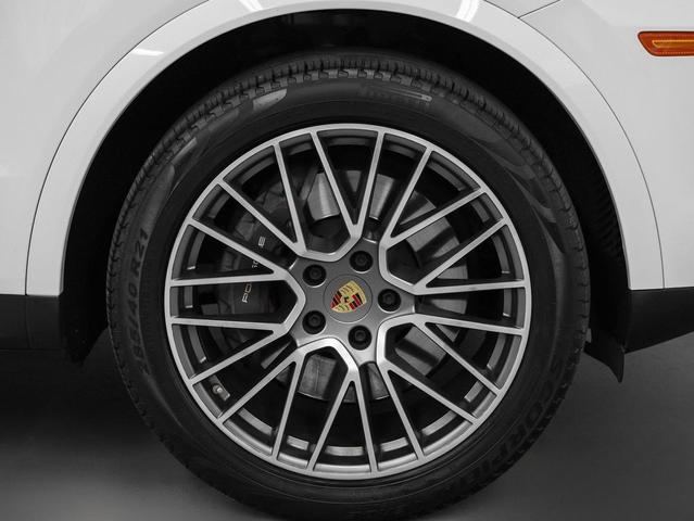 Photo of 2022 Carrara White Metallic Porsche Cayenne