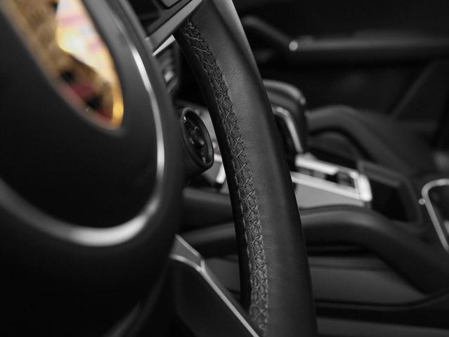 Photo of 2022 Carrara White Metallic Porsche Cayenne