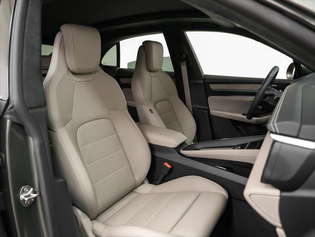Photo of 2024 Aventurine Green Metallic Porsche Macan