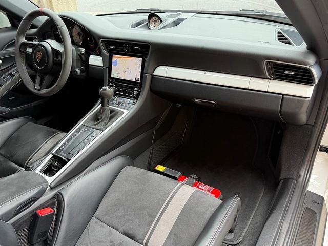 Photo of 2018 White Porsche 911