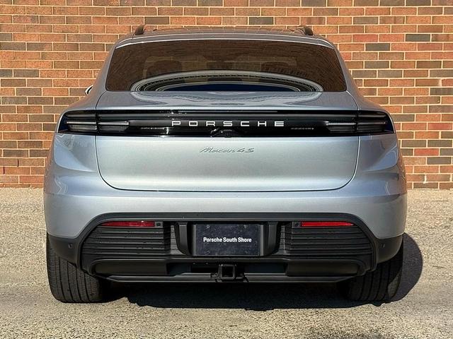Photo of 2025 Dolomite Silver Metallic Porsche Macan