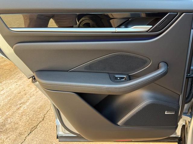 Photo of 2025 Dolomite Silver Metallic Porsche Macan