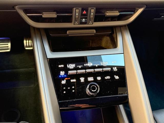 Photo of 2025 Dolomite Silver Metallic Porsche Macan
