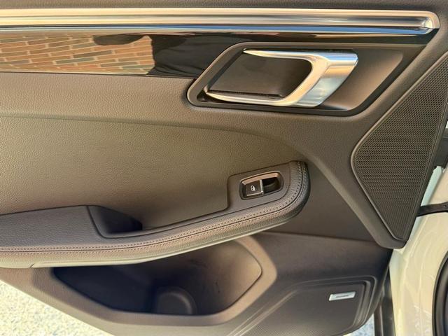 Photo of 2024 White Porsche Macan
