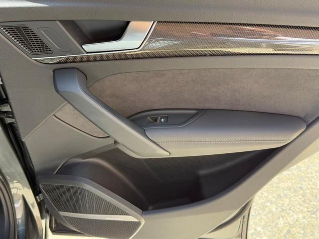 Photo of 2024 Daytona Gray Pearl Effect Audi SQ5
