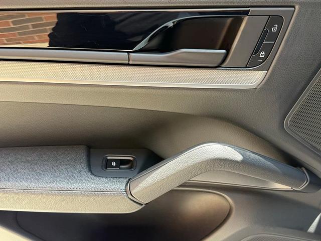 Photo of 2024 Carrara White Metallic Porsche Cayenne