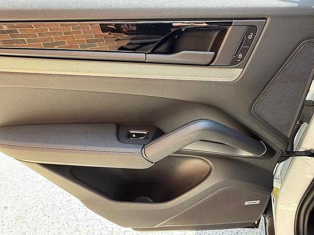 Photo of 2025 Carrara White Porsche Cayenne