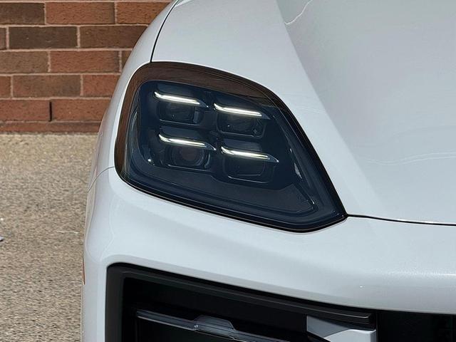 Photo of 2025 Carrara White Porsche Cayenne