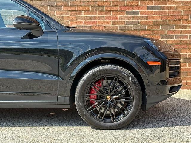 Photo of 2024 Black Metallic Porsche Cayenne