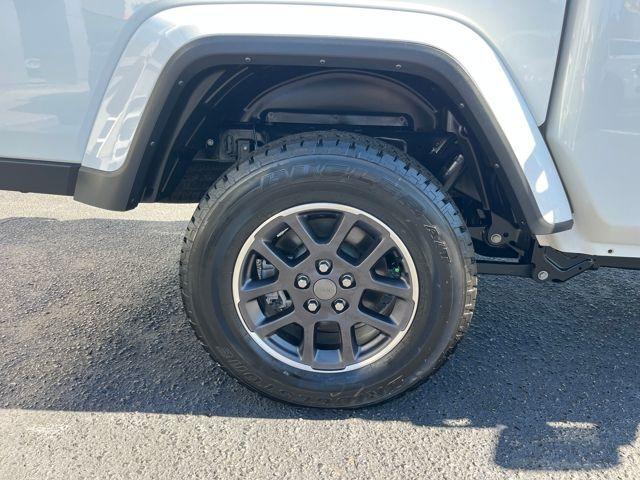 Photo of 2023 Bright White Clearcoat Jeep Gladiator