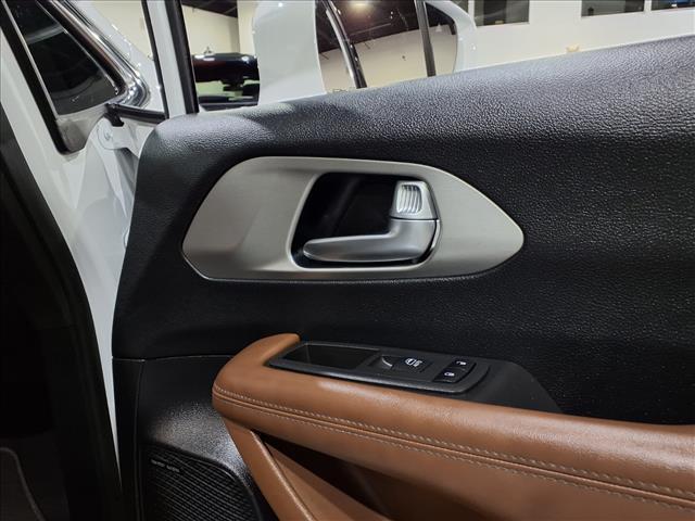 Photo of 2021 Bright White Clearcoat Chrysler Pacifica