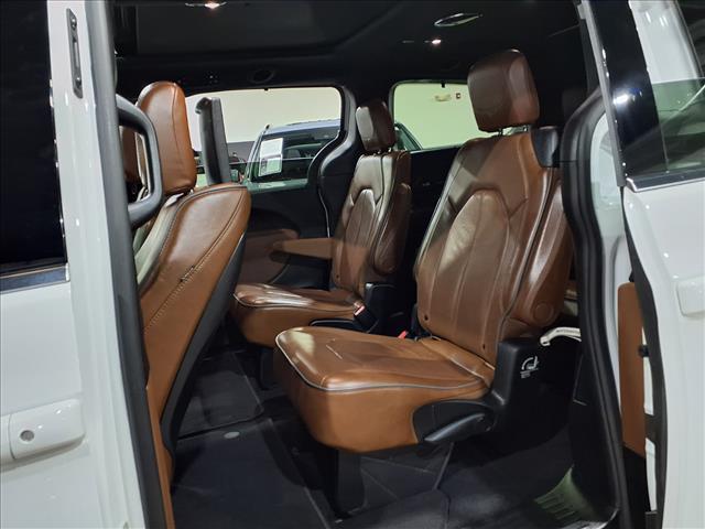 Photo of 2021 Bright White Clearcoat Chrysler Pacifica