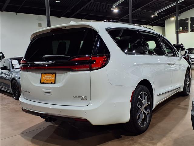 Photo of 2021 Bright White Clearcoat Chrysler Pacifica