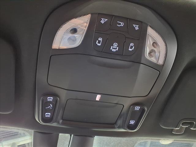 Photo of 2021 Bright White Clearcoat Chrysler Pacifica
