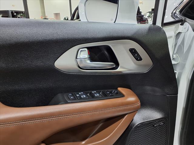 Photo of 2021 Bright White Clearcoat Chrysler Pacifica