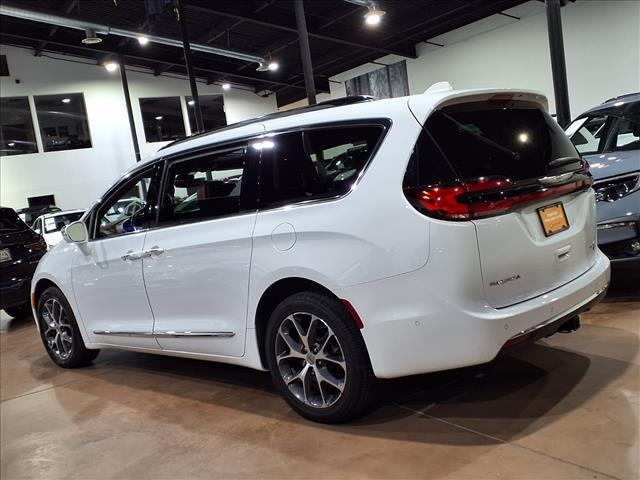 Photo of 2021 Bright White Clearcoat Chrysler Pacifica