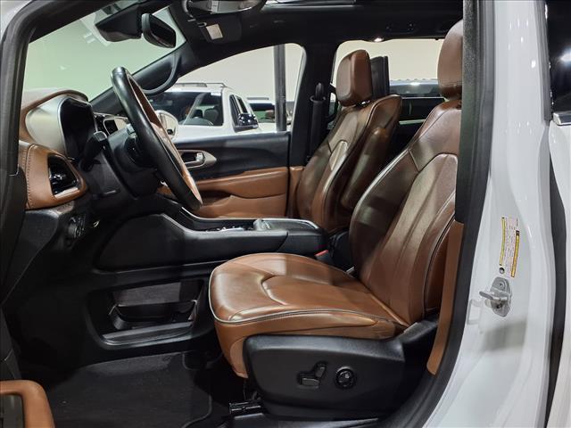 Photo of 2021 Bright White Clearcoat Chrysler Pacifica