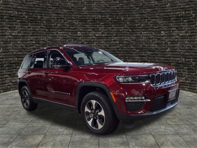 Photo of 2023 Velvet Red Pearl Coat Prv Jeep Grand Cherokee