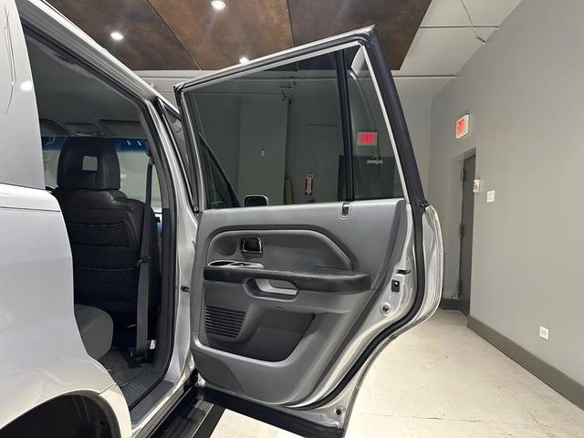 Photo of 2004 Starlight Silver Metallic Honda Pilot