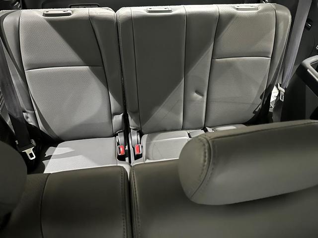 Photo of 2004 Starlight Silver Metallic Honda Pilot