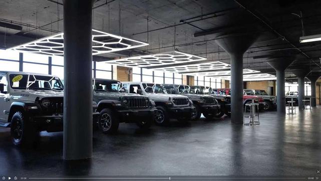 Photo of 2025 Metallic Jeep Grand Cherokee