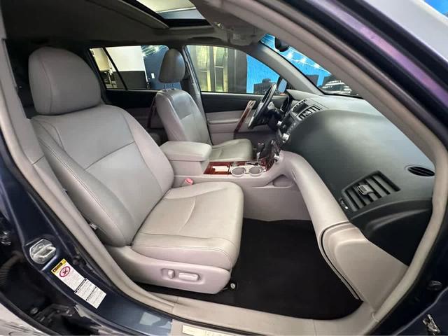 Photo of 2012 Shoreline Blue Pearl Toyota Highlander
