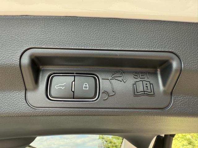Photo of 2025 Star White Metallic Tri-Coat Ford Explorer