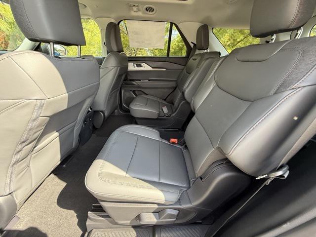 Photo of 2025 Star White Metallic Tri-Coat Ford Explorer