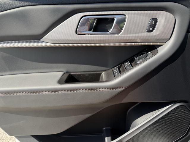 Photo of 2025 Star White Metallic Tri-Coat Ford Explorer