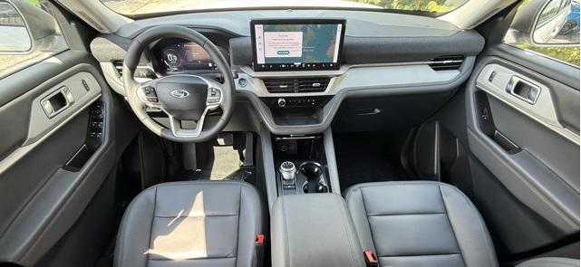 Photo of 2025 Star White Metallic Tri-Coat Ford Explorer