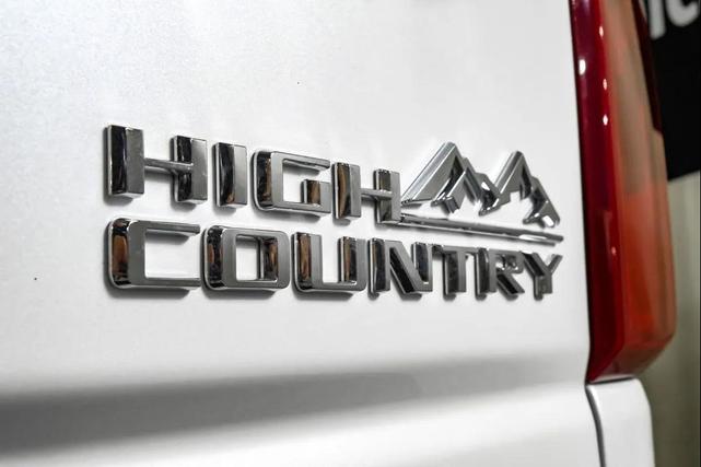 Photo of 2025 Iridescent Pearl Tricoat Chevrolet Silverado 3500