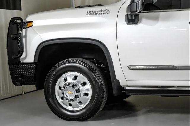 Photo of 2025 Iridescent Pearl Tricoat Chevrolet Silverado 3500