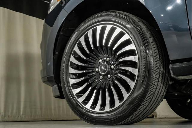 Photo of 2021 Flight Blue Lincoln Navigator