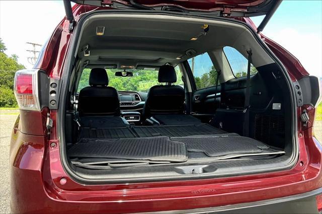 Photo of 2016 Red Toyota Highlander