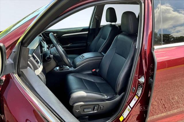 Photo of 2016 Red Toyota Highlander