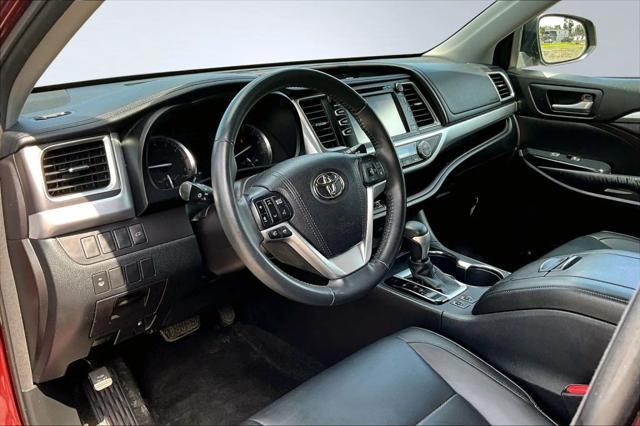 Photo of 2016 Red Toyota Highlander