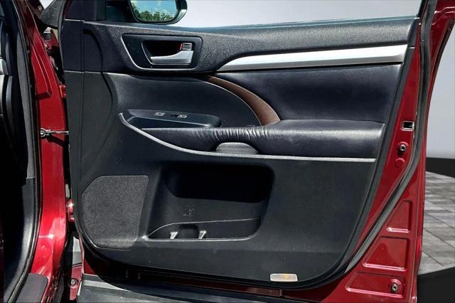 Photo of 2016 Red Toyota Highlander