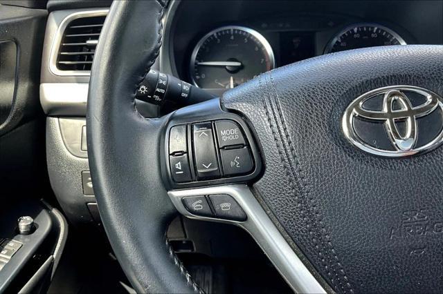 Photo of 2016 Red Toyota Highlander