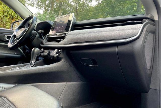 Photo of 2022 White Jeep Compass