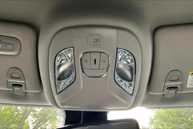Photo of 2022 White Jeep Compass