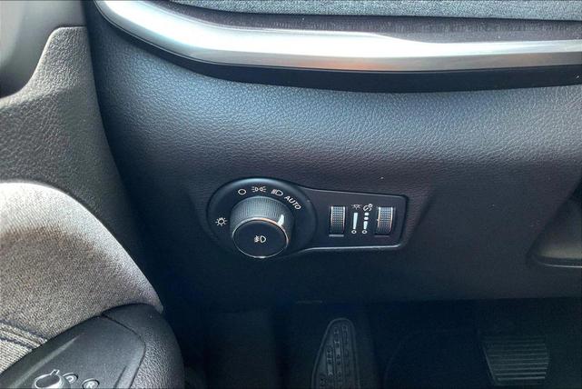 Photo of 2022 White Jeep Compass