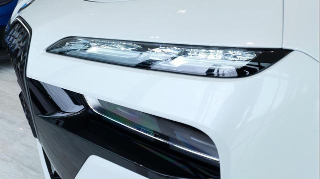 Photo of 2024 Mineral White Metallic BMW i7