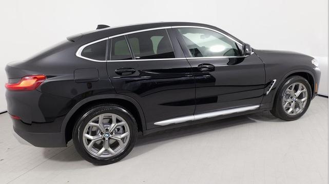 Photo of 2022 Jet Black BMW X4