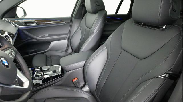 Photo of 2022 Jet Black BMW X4